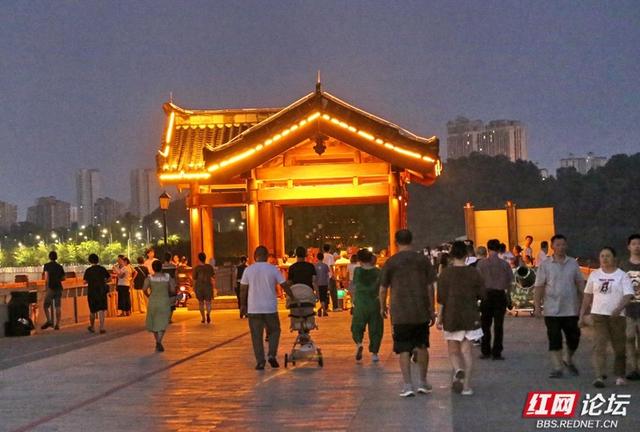漫步古巷夜色中，读懂益阳的文化心跳