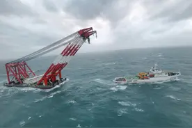 工程船遭遇大风浪走锚失控，海空联合救援  直升机悬停50米上空吊运19人图片