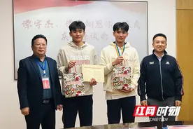 株洲市三中举行谭宇杰、谭宇翔夺冠庆功座谈会图片