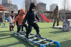 果然视频|退役军人进课堂，带萌娃体验军训生活图片