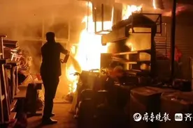 路遇沿街店铺着火，蓝天救援队成员化身“消防员”冲了上去图片