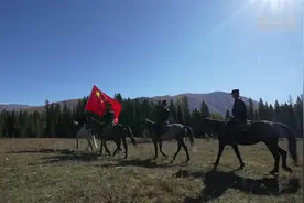 新疆阿勒泰：骑马巡护大美边疆图片
