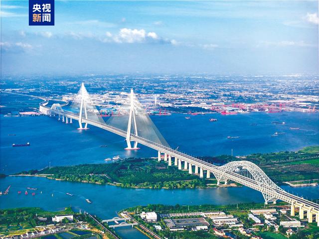 世界最大跨度斜拉桥常泰长江大桥通车