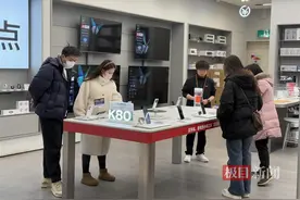 手机“国补”新政实施第4天，叠加商家新春优惠带动市民换机热图片