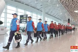 首支广东救援队携生命探测仪抵达缅甸图片