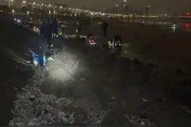 青岛一海滩大风过后海鲜遍地，市民：一个半小时捡了30斤，根本捡不完图片