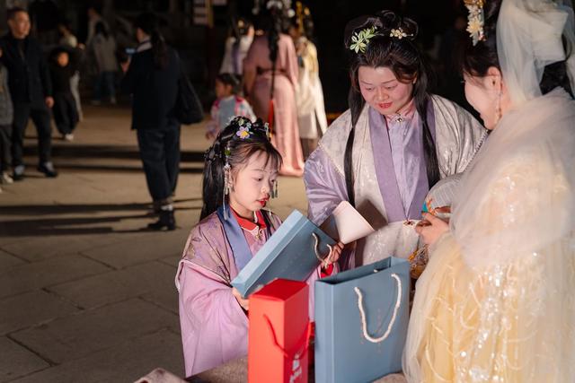 全球汉服出行日，“夜上黄鹤楼”流光溢彩