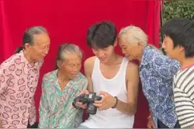 男生帮助村里的老人拍摄遗照，这何尝不是华丽一生的“谢幕照”图片