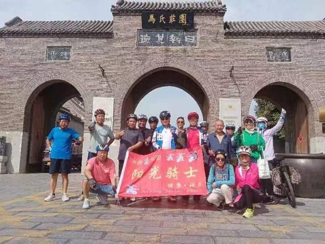 65岁麦子阿姨骑行70多公里去河北考驾照，常常刷题至深夜，想买二手车带老伴自驾游，未来还想学游泳和骑马