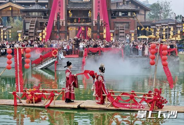 一湖碧水映金月｜一江碧水向东流