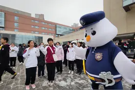 北京警方“平安有我”安全防范宣讲进校，中学生体验试穿警用装备图片