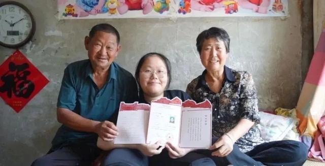 爷爷6000多次弯腰背出孙女大学路