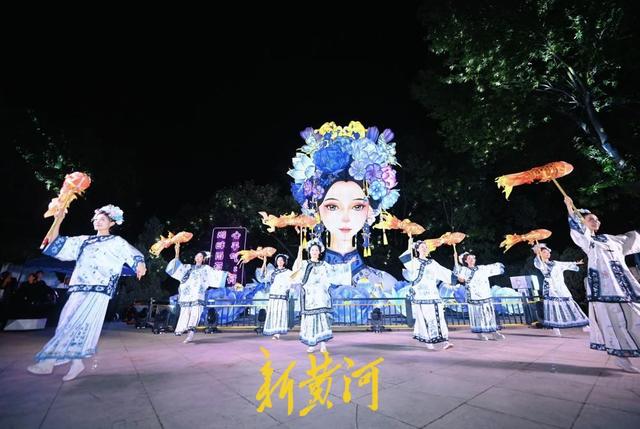 泉城“湖畔雨荷”搬家， 游客纷纷合影留念