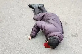 望京SOHO附近一男子摔伤，两名路过骑手合力救助图片