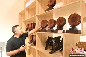 父子携手赓续木雕传统 研制新工具传承广西非遗图片