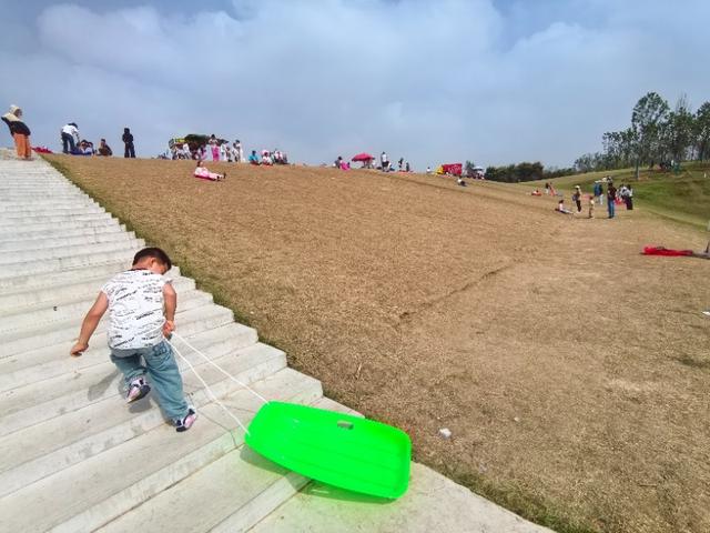 六安一处河堤草坡，国庆假期变成滑草乐园