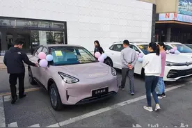 湖北消费品以旧换新补贴加速兑付 拉动汽车、家电等消费超500亿元图片