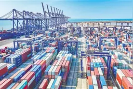 今年底可通行世界最大20万吨级集装箱船图片