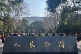 25岁西班牙女博主被当场求婚，上海人民公园相亲角竟然火出国门了？图片