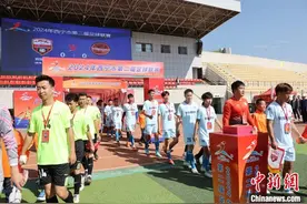 高原城市青海西宁夏日足球热图片