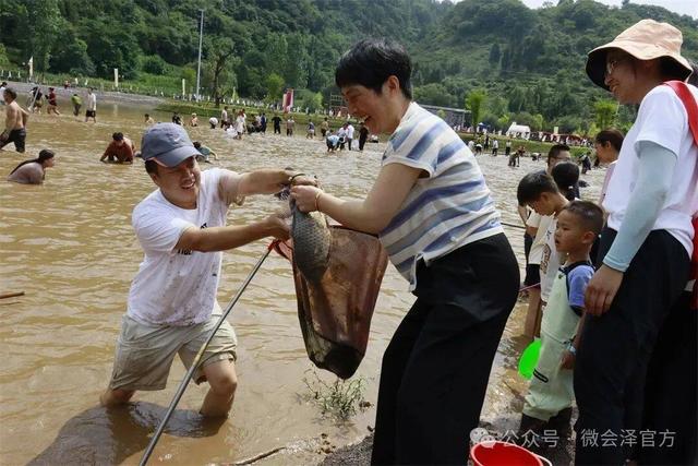 会泽雨碌大地缝：捞鱼抓鸭嗨翻天‖雨碌乡捞鱼狂欢节
