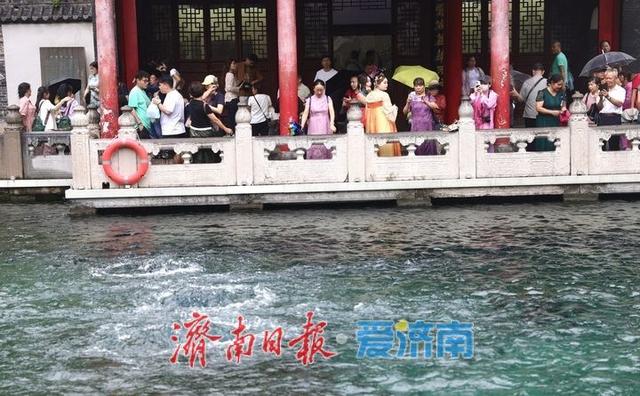 雨中赏泉，济南趵突泉似江南画卷