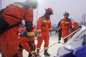 积石山地震造成甘肃青海两省多座隧道停电，部分道路发生塌方图片