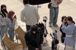 短剧演员柯淳随地扔烟头，本人道歉：以后每次抽完就放在口袋里图片