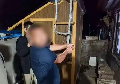 辽宁一民警遭嫌疑人激烈反抗，被车辆拖行百余米，不顾受伤驾车追击5公里！抓捕视频曝光