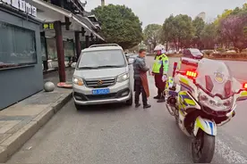 凯里公安交警：开展公交站台停车乱象整治图片