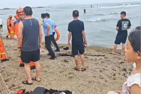 赶海拍照没留神，4名游客被困水中！危急时刻他们出手了图片