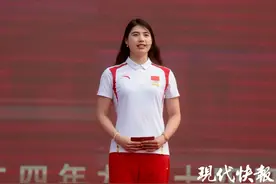 研究生张雨霏，亮相东大开学典礼图片