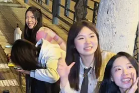因盲道经常被占用，独臂女孩开始在盲道上画画，从女孩一人到一群人，三天画了一百多米图片