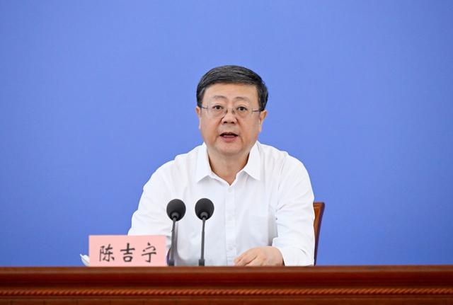 上海市科学技术奖励大会举行，陈吉宁向吕西林、马大为颁发科技功臣奖