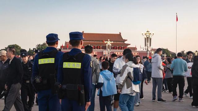 国庆升旗背后的“火焰蓝”