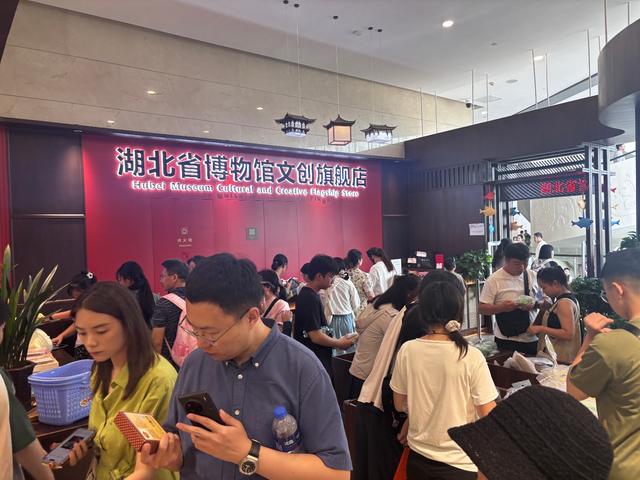 湖北省博物馆文创“越王蒜鸟”暑期热卖，单日最高销量达2400只，主要圈粉年轻游客