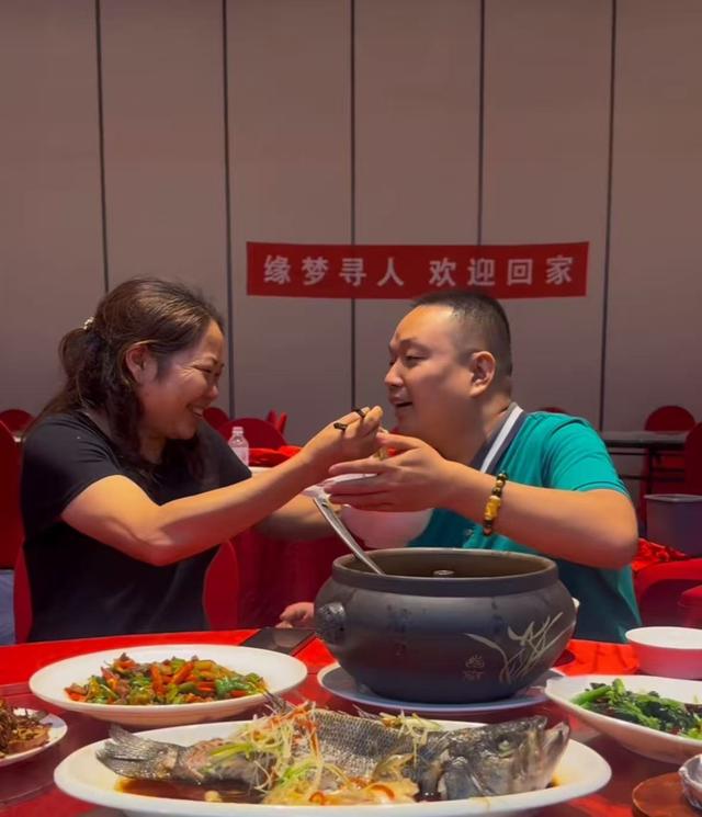 千万富豪与母亲相认：要天天黏着她