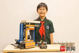 小发明家制作“爬楼机器人”，帮外婆搬运重物图片