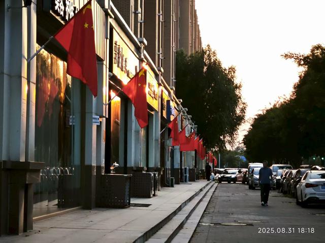 “中国红”扮靓街头 浓厚氛围迎抗战胜利80周年