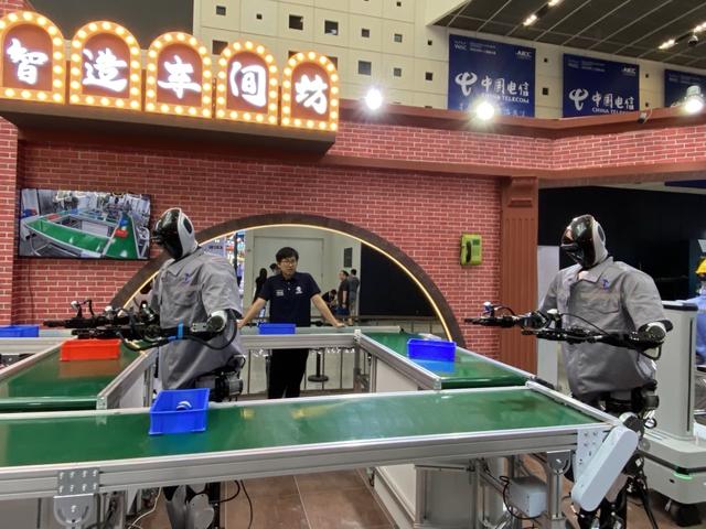 机器人技能哪家强？它们在这里敲鼓、做饭、写书法…...