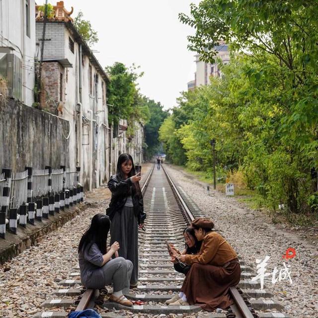 一起走在铁路上｜茶楼·跑街