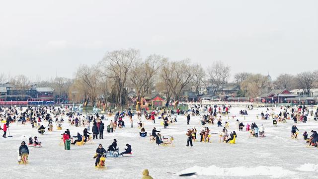 什刹海边古韵盎然！老北京胡同里灯笼披薄雪，分外静美
