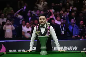 丁俊晖击败韦克林 国锦赛封王图片