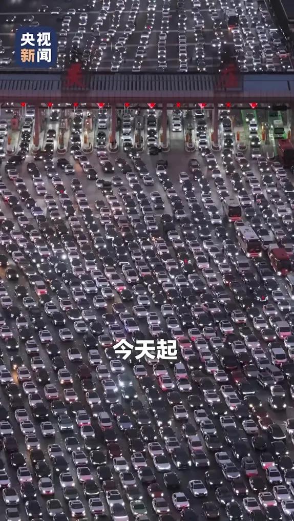 中国最大收费站出口24个车道几乎被填满！为何收费站没撤销？站长回应