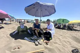 新疆吐鲁番沙疗养生走红，游客称半个月瘦10斤，工作人员回应：46元一天，可刷医保图片