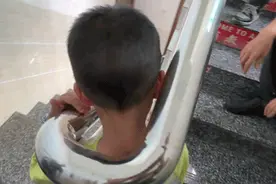 幼儿园“神兽”被卡楼梯扶手，消防2分钟快速救援图片