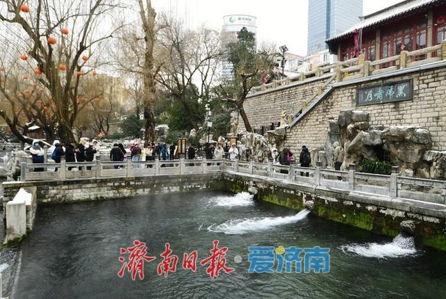 云雾润蒸，雪后济南护城河云雾缭绕宛如仙境