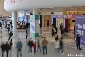 大风呼啸，车展热度不减图片