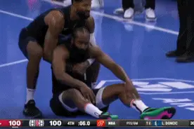 😛登登快起来罚球！哈登久久坐地不起 乔治把他拖了起来图片