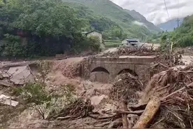 四川雅安汉源县山洪灾害发现8具遇难者遗体图片